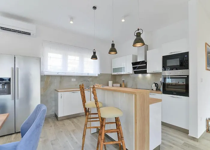 Nyaraló Rita Regina *