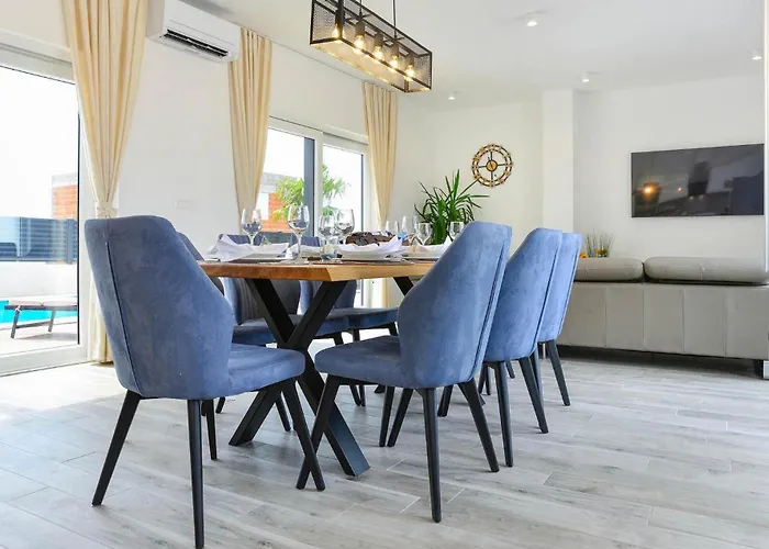 Nyaraló Rita Regina *